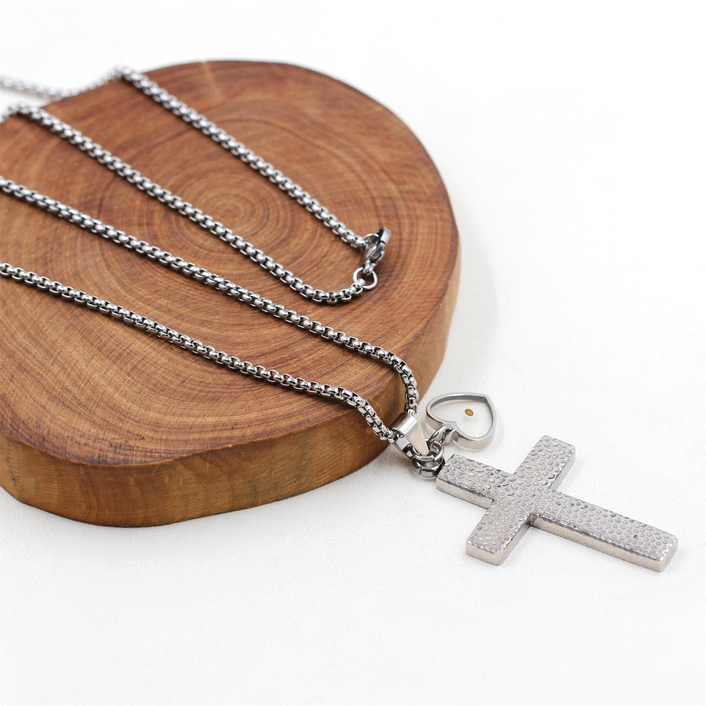Collar de Cruz Texturizada con Semilla de Mostaza: Dijes Metálicos como Recordatorio Espiritual