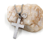 Collar de Cruz Texturizada con Semilla de Mostaza: Dijes Metálicos como Recordatorio Espiritual