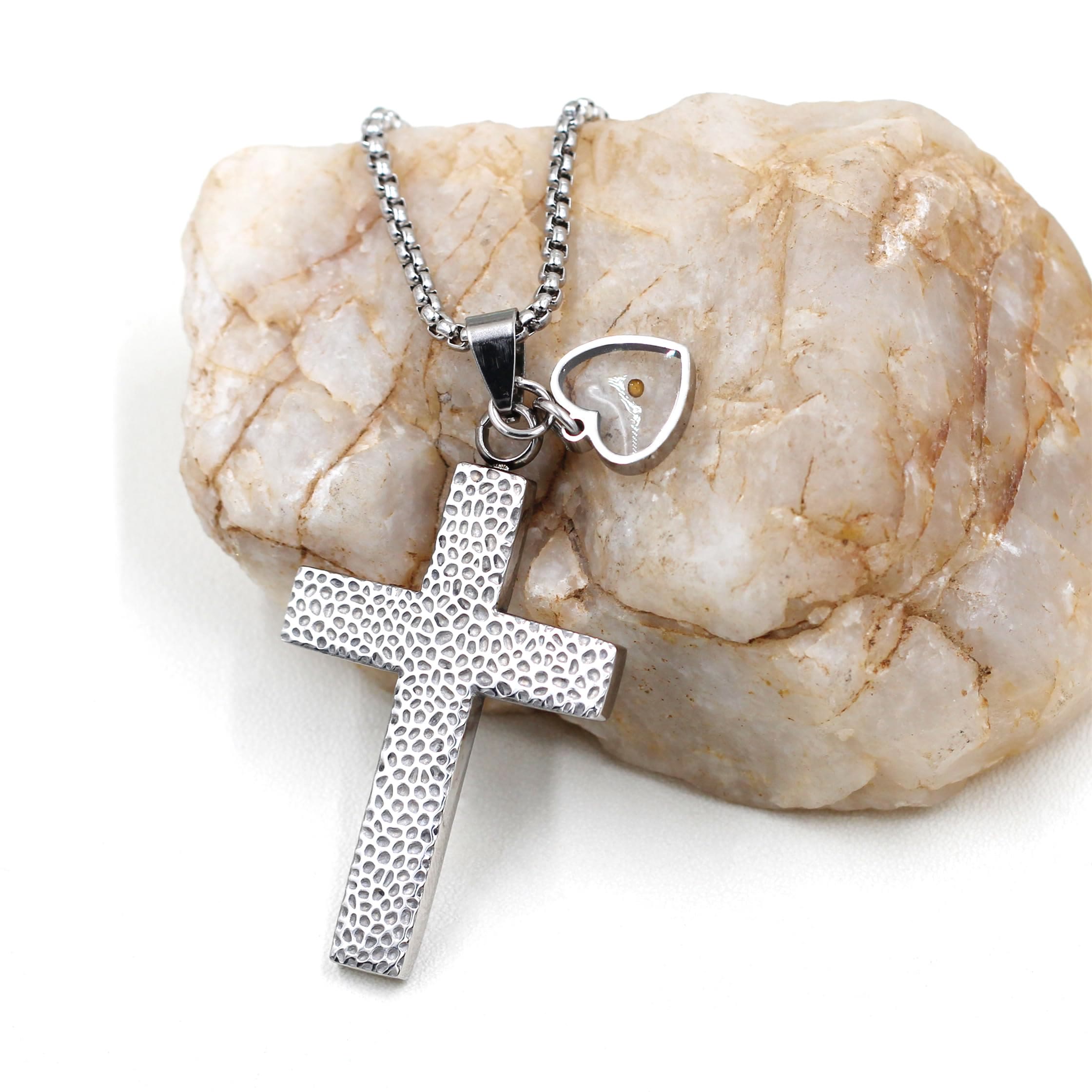 Collar de Cruz Texturizada con Semilla de Mostaza: Dijes Metálicos como Recordatorio Espiritual