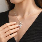 Collar de Cruz Texturizada con Semilla de Mostaza: Dijes Metálicos como Recordatorio Espiritual