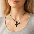 Collar de Cruz Texturizada con Semilla de Mostaza: Dijes Metálicos como Recordatorio Espiritual