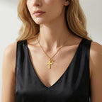 Collar de Cruz Texturizada con Semilla de Mostaza: Dijes Metálicos como Recordatorio Espiritual