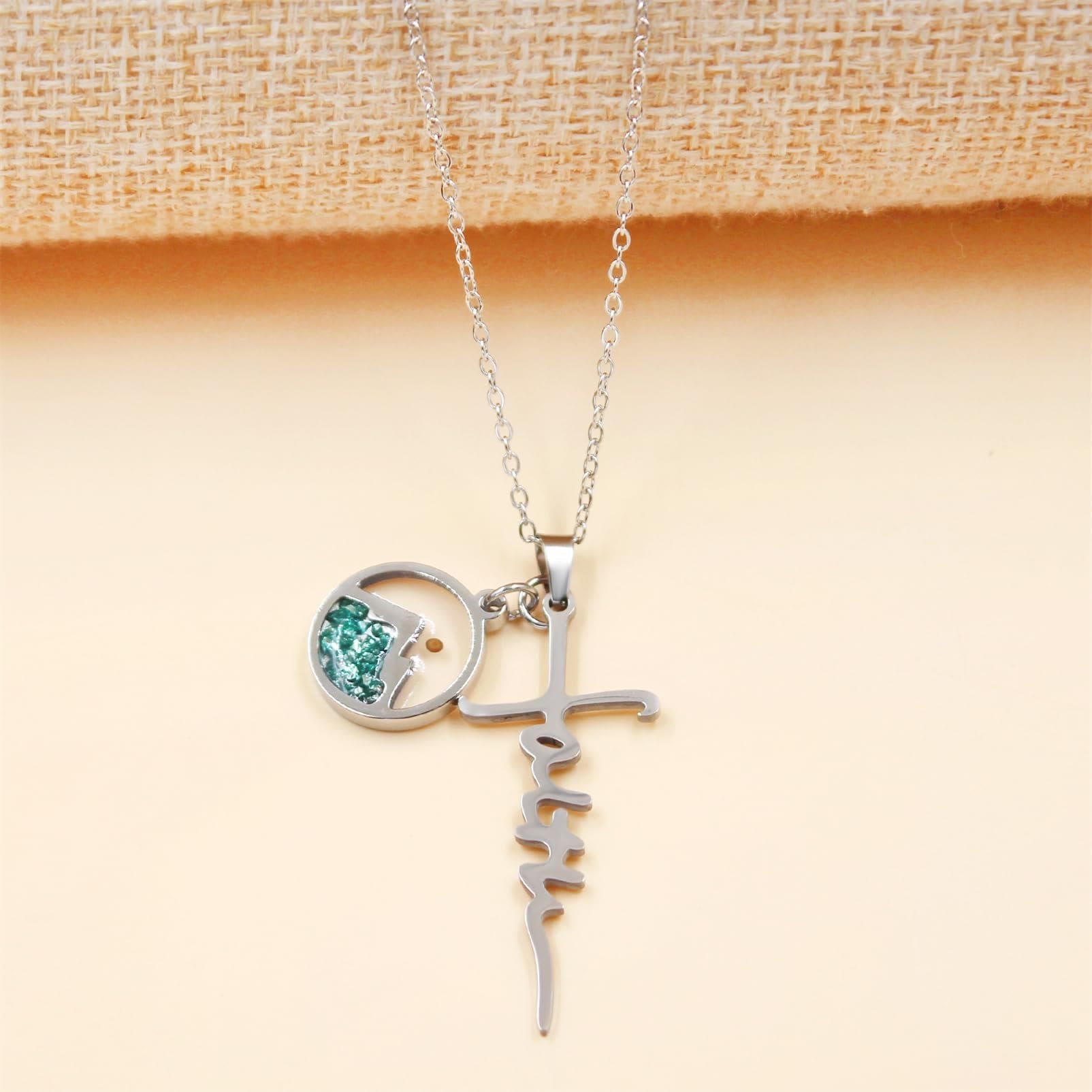 Collar de Cruz con Semilla de Mostaza y Letra de Fe: Símbolo de una Fe que Mueve Montañas