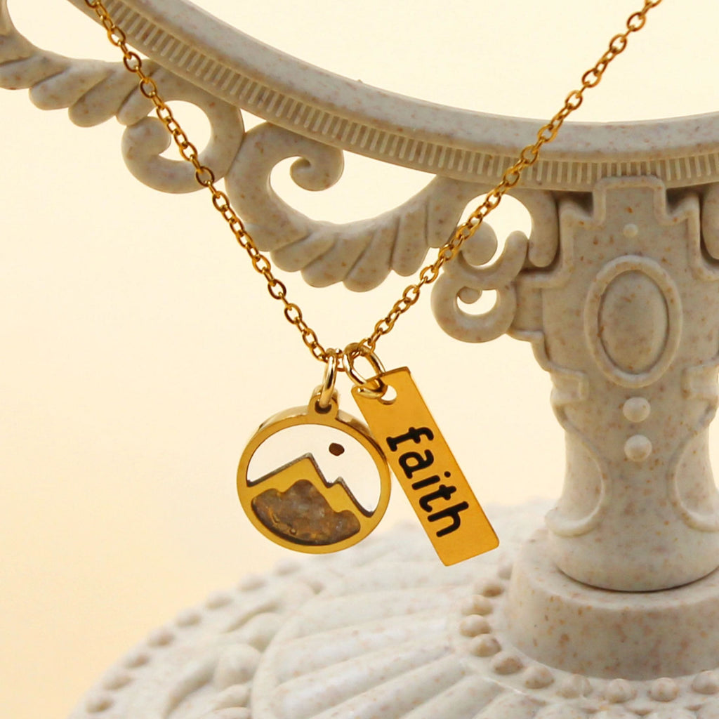 Collar de Placa de Fe con Semilla de Mostaza y Montaña: Símbolo de una Fe que Mueve Montañas
