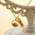 Collar de Placa de Fe con Semilla de Mostaza y Montaña: Símbolo de una Fe que Mueve Montañas