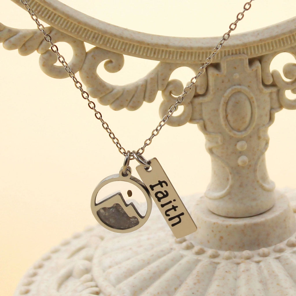 Collar de Placa de Fe con Semilla de Mostaza y Montaña: Símbolo de una Fe que Mueve Montañas