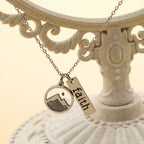 Collar de Placa de Fe con Semilla de Mostaza y Montaña: Símbolo de una Fe que Mueve Montañas