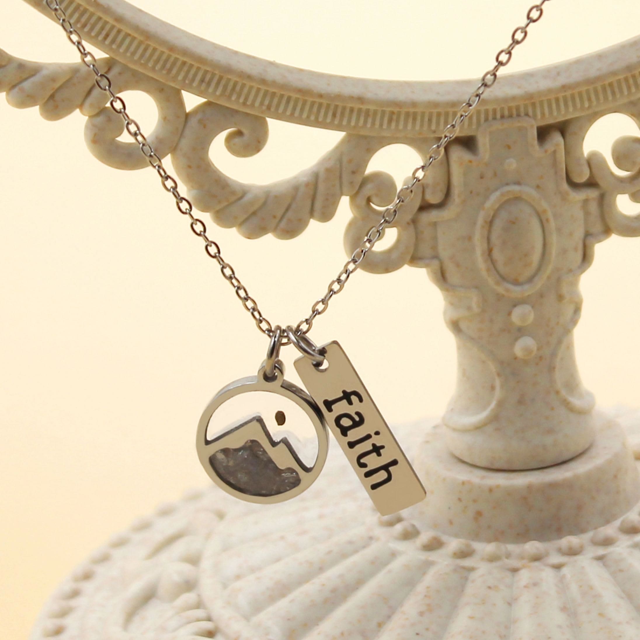 Collar de Placa de Fe con Semilla de Mostaza y Montaña: Símbolo de una Fe que Mueve Montañas