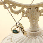 Collar de Placa de Fe con Semilla de Mostaza y Montaña: Símbolo de una Fe que Mueve Montañas