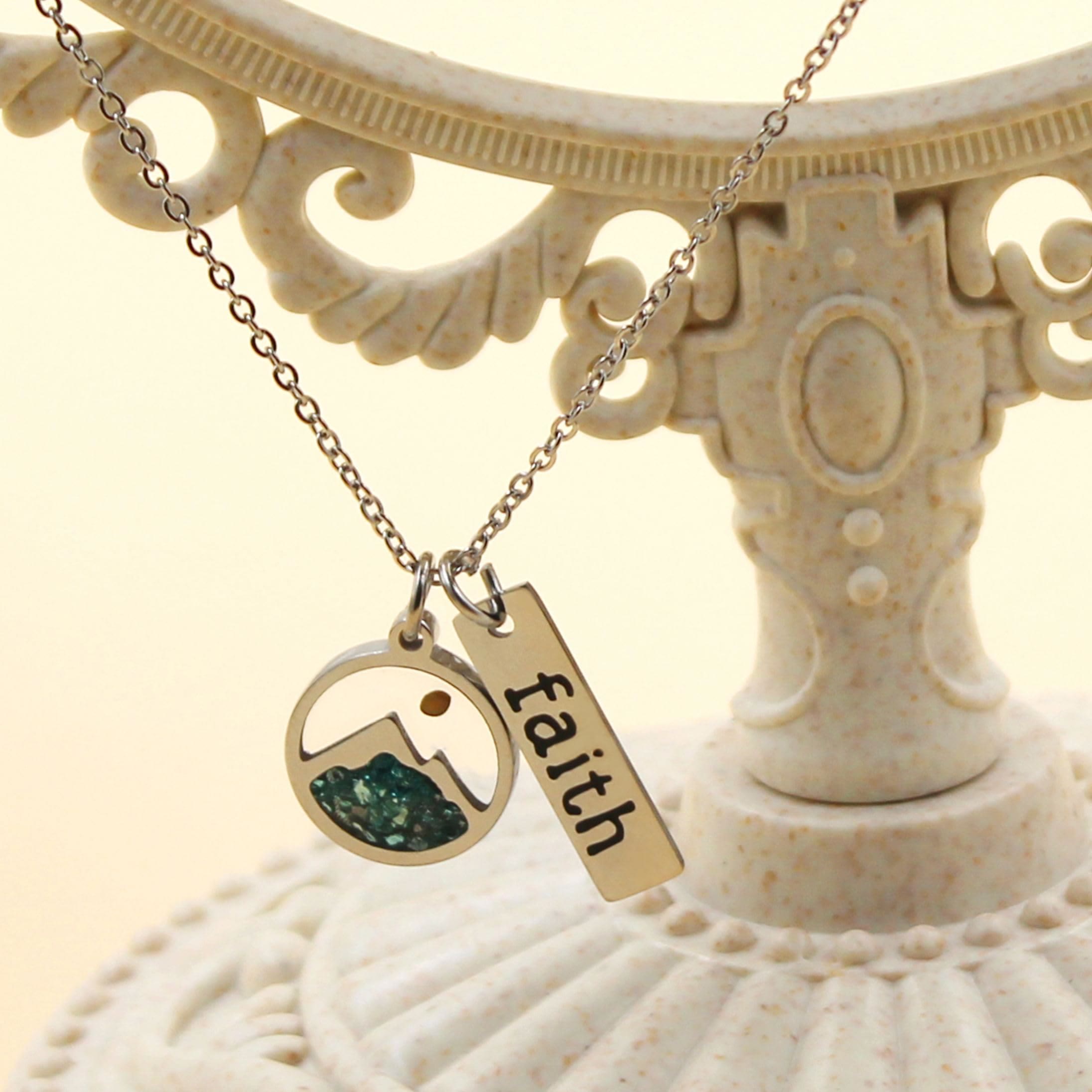 Collar de Placa de Fe con Semilla de Mostaza y Montaña: Símbolo de una Fe que Mueve Montañas