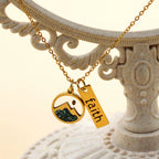 Collar de Placa de Fe con Semilla de Mostaza y Montaña: Símbolo de una Fe que Mueve Montañas