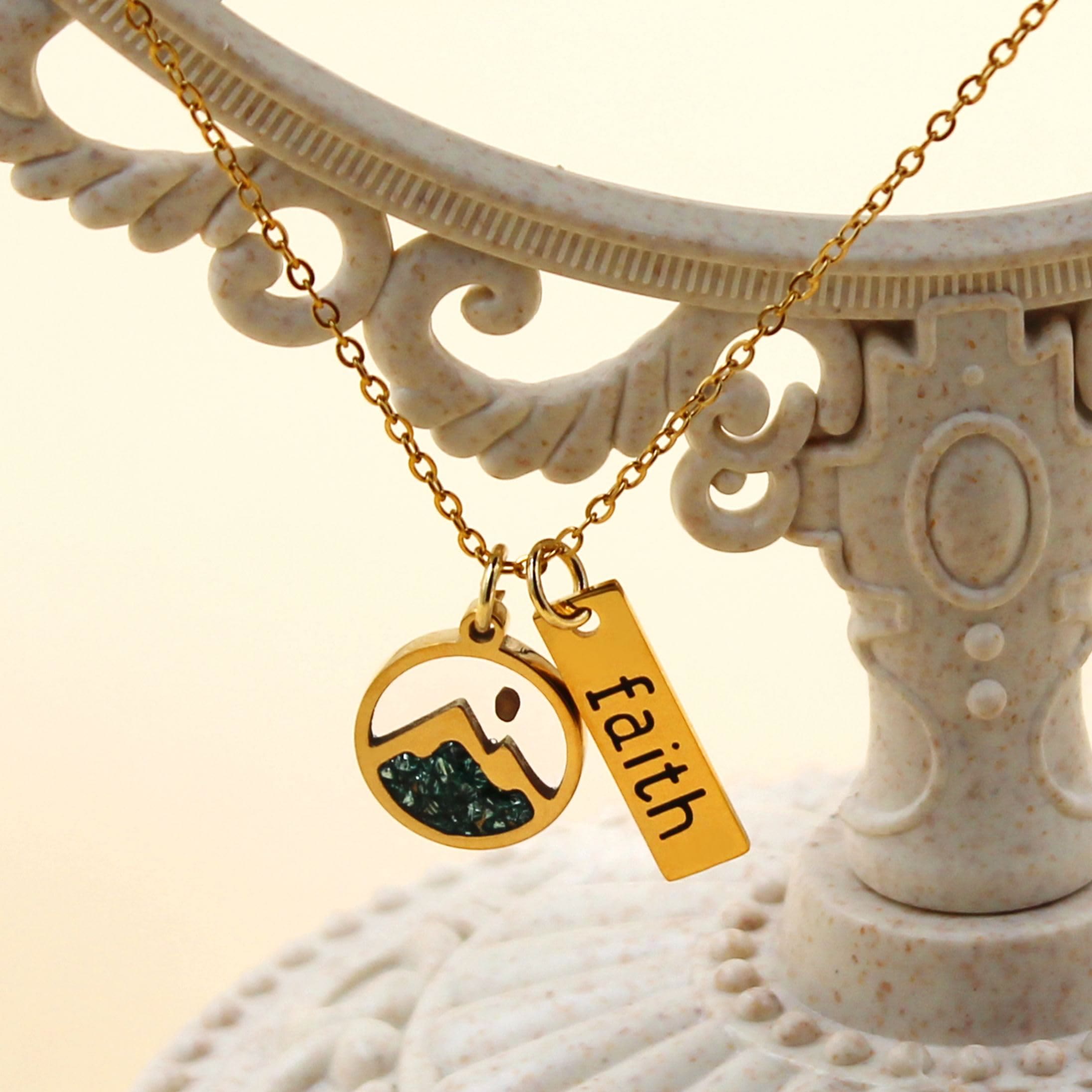 Collar de Placa de Fe con Semilla de Mostaza y Montaña: Símbolo de una Fe que Mueve Montañas