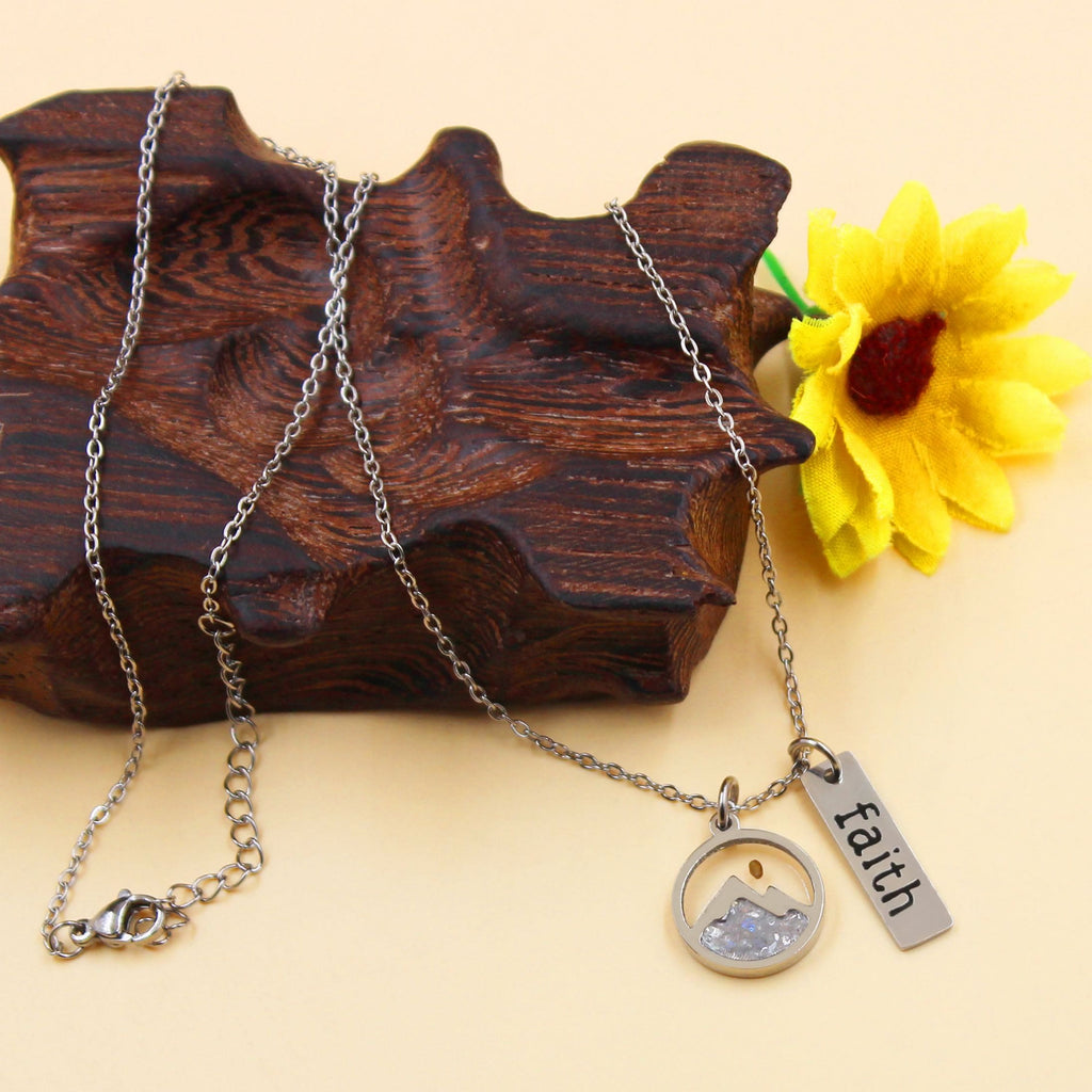 Collar de Placa de Fe con Semilla de Mostaza y Montaña: Símbolo de una Fe que Mueve Montañas