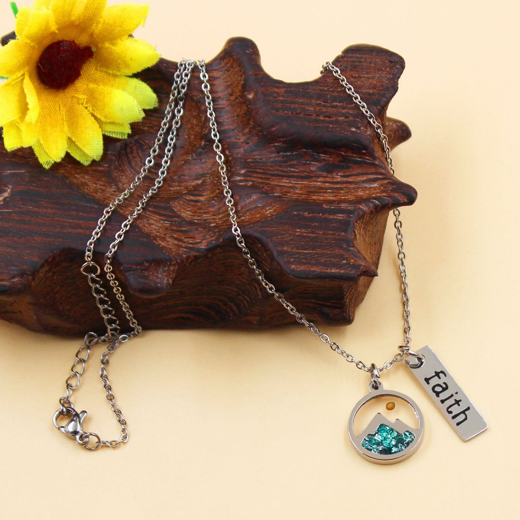 Collar de Placa de Fe con Semilla de Mostaza y Montaña: Símbolo de una Fe que Mueve Montañas