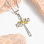 Collar de Circonia con Cruz Infinita: Símbolo del Amor Eterno de Cristo