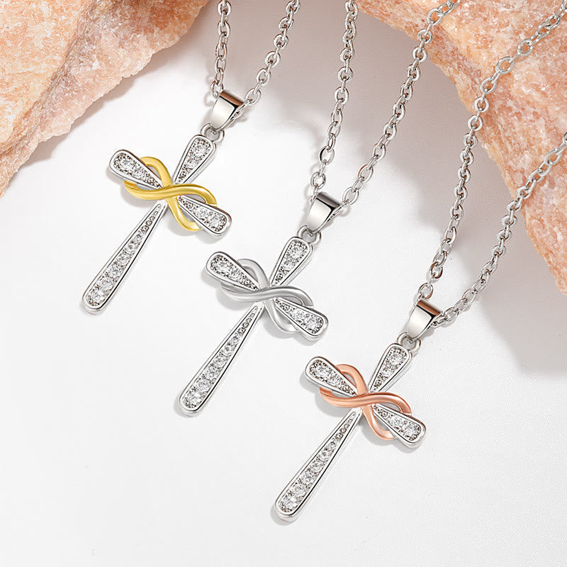 Collar de Circonia con Cruz Infinita: Símbolo del Amor Eterno de Cristo