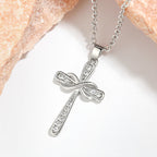 Collar de Circonia con Cruz Infinita: Símbolo del Amor Eterno de Cristo