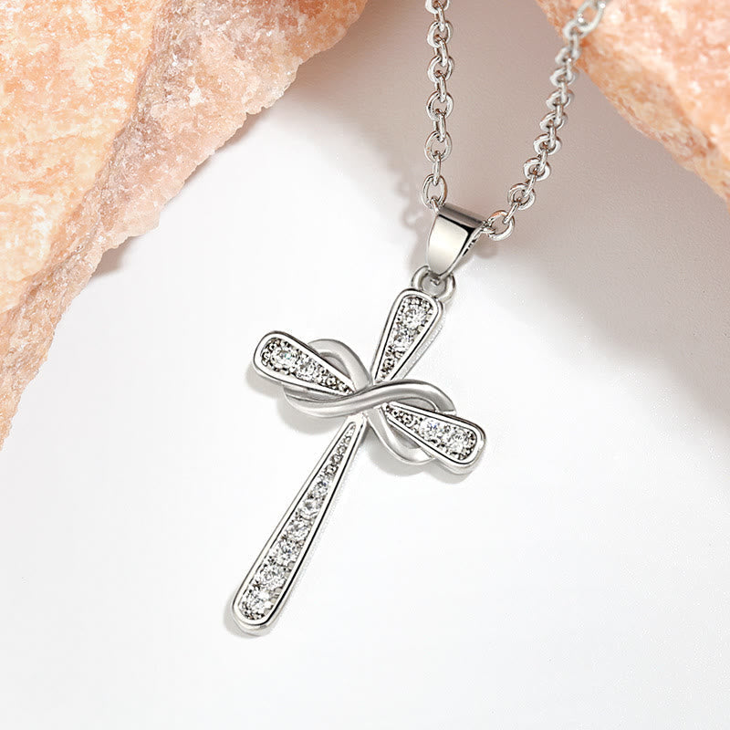 Collar de Circonia con Cruz Infinita: Símbolo del Amor Eterno de Cristo