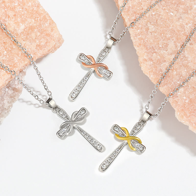 Collar de Circonia con Cruz Infinita: Símbolo del Amor Eterno de Cristo