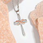 Collar de Circonia con Cruz Infinita: Símbolo del Amor Eterno de Cristo