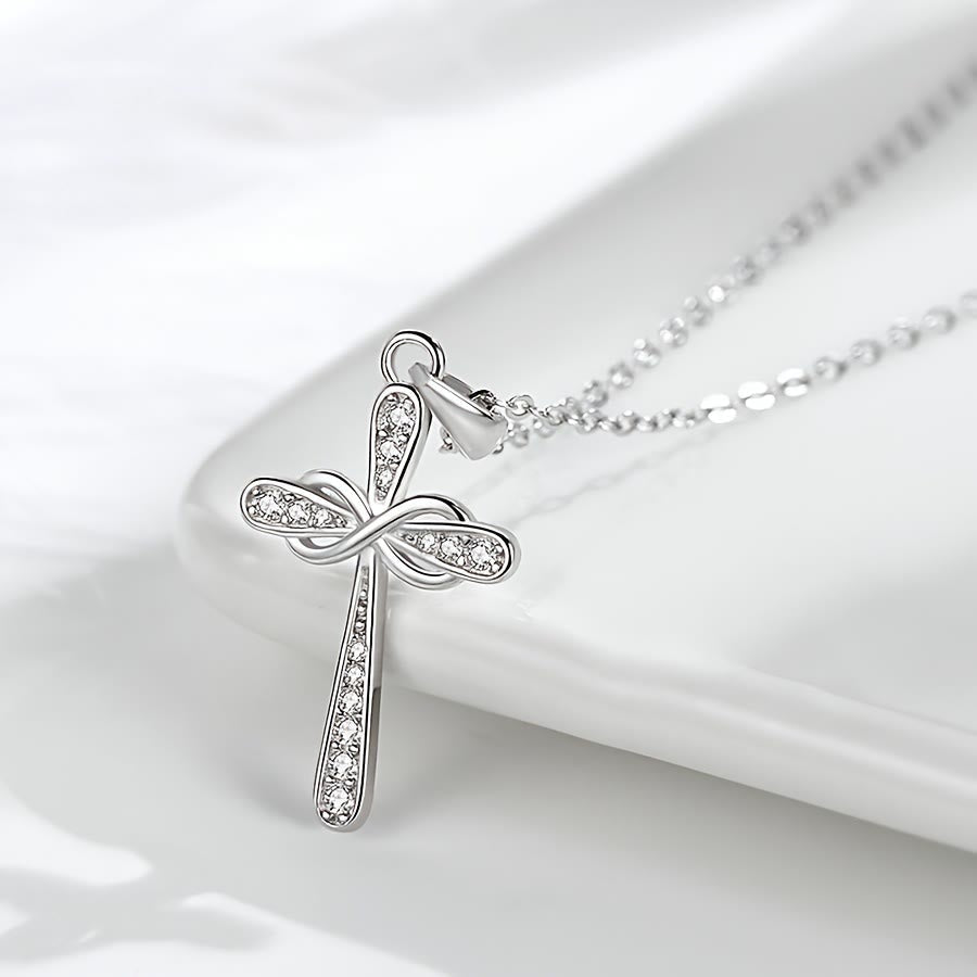 Collar de Circonia con Cruz Infinita: Símbolo del Amor Eterno de Cristo