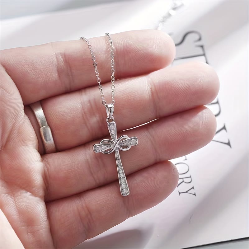 Collar de Circonia con Cruz Infinita: Símbolo del Amor Eterno de Cristo