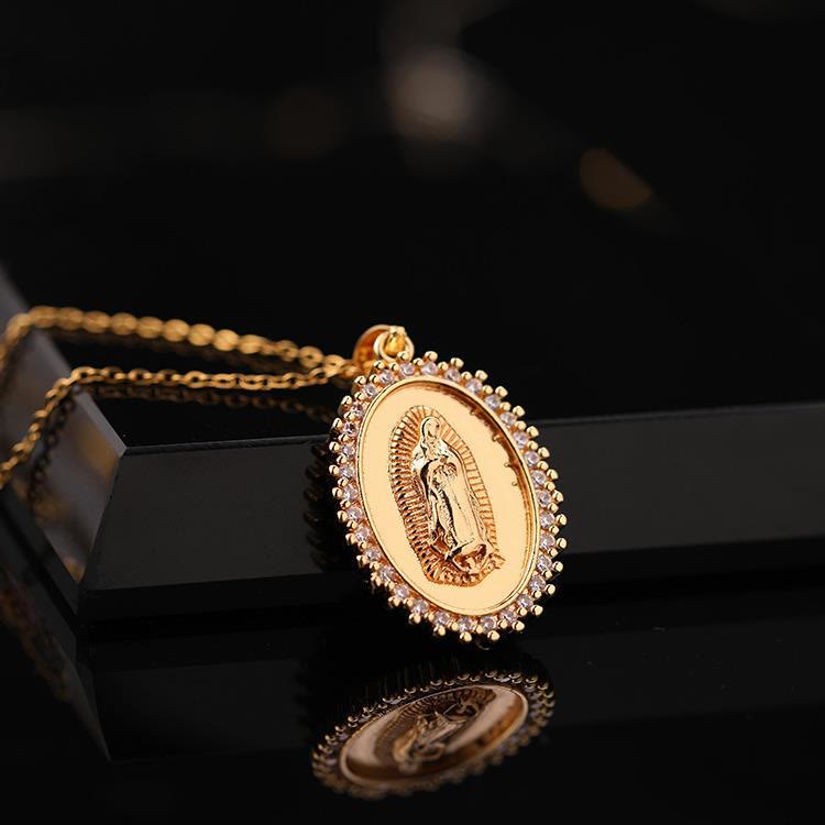 Collar con Dije de Circonia de la Virgen en Tres Estilos: Símbolo de la Intercesión Maternal de María