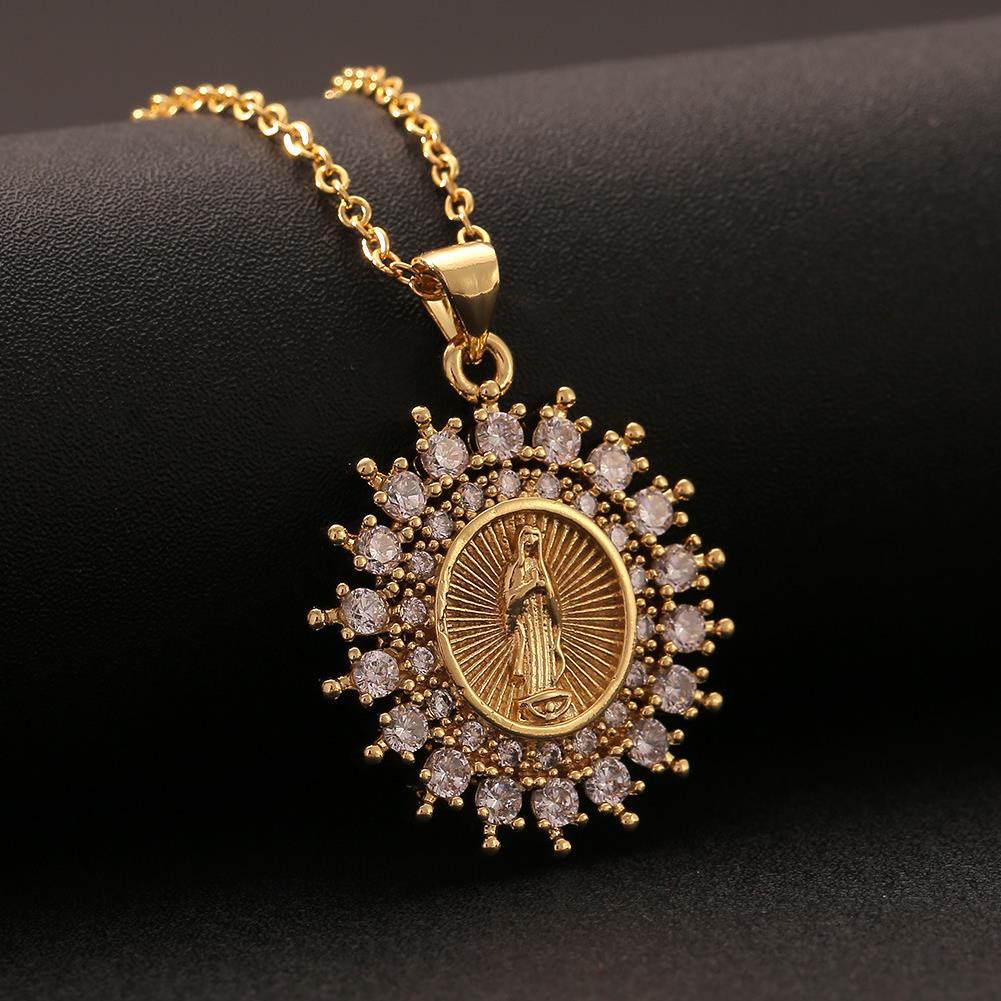 Collar con Dije de Circonia de la Virgen en Tres Estilos: Símbolo de la Intercesión Maternal de María