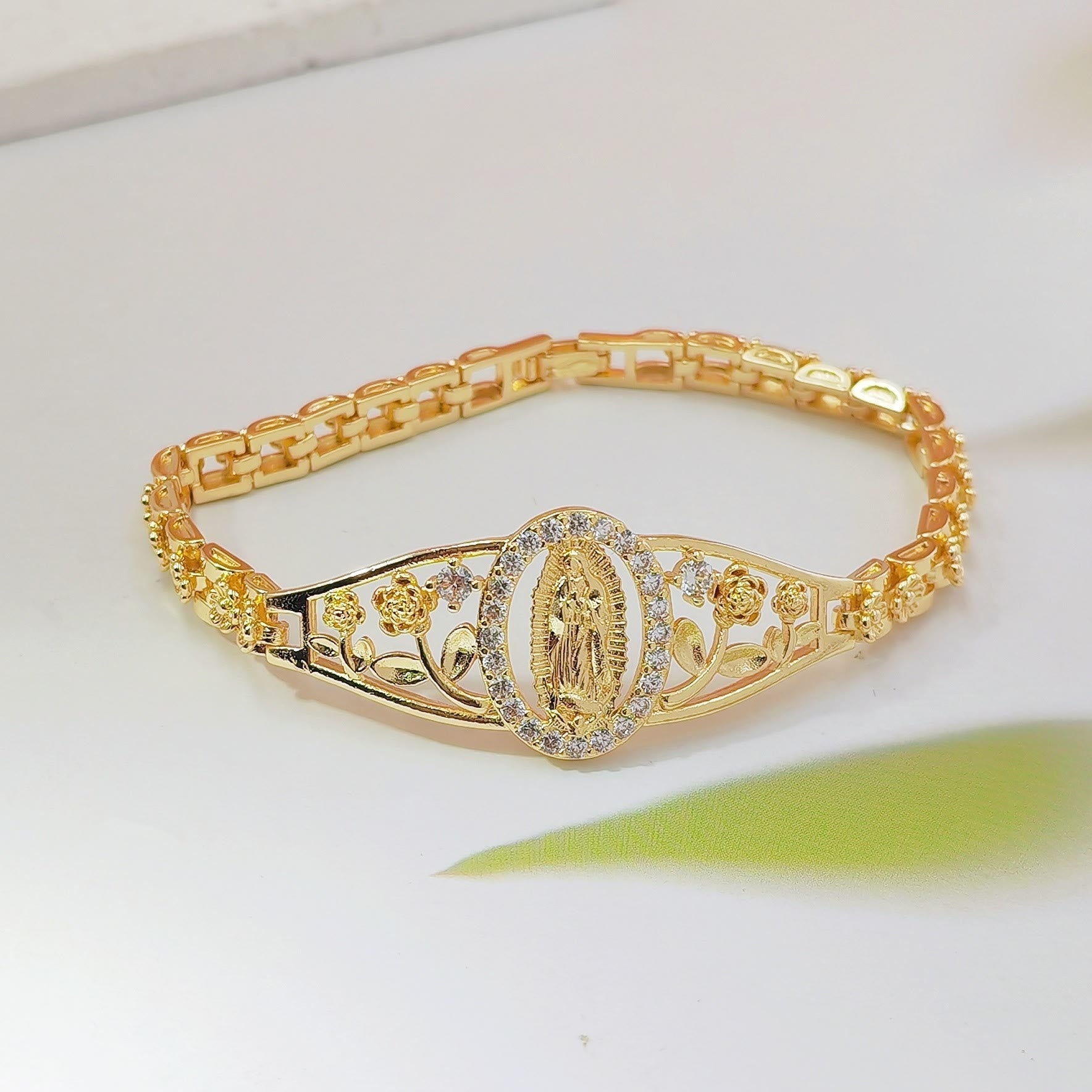 Colección de Pulseras de la Virgen en Filigrana Dorada: Gracia Maternal y Protección