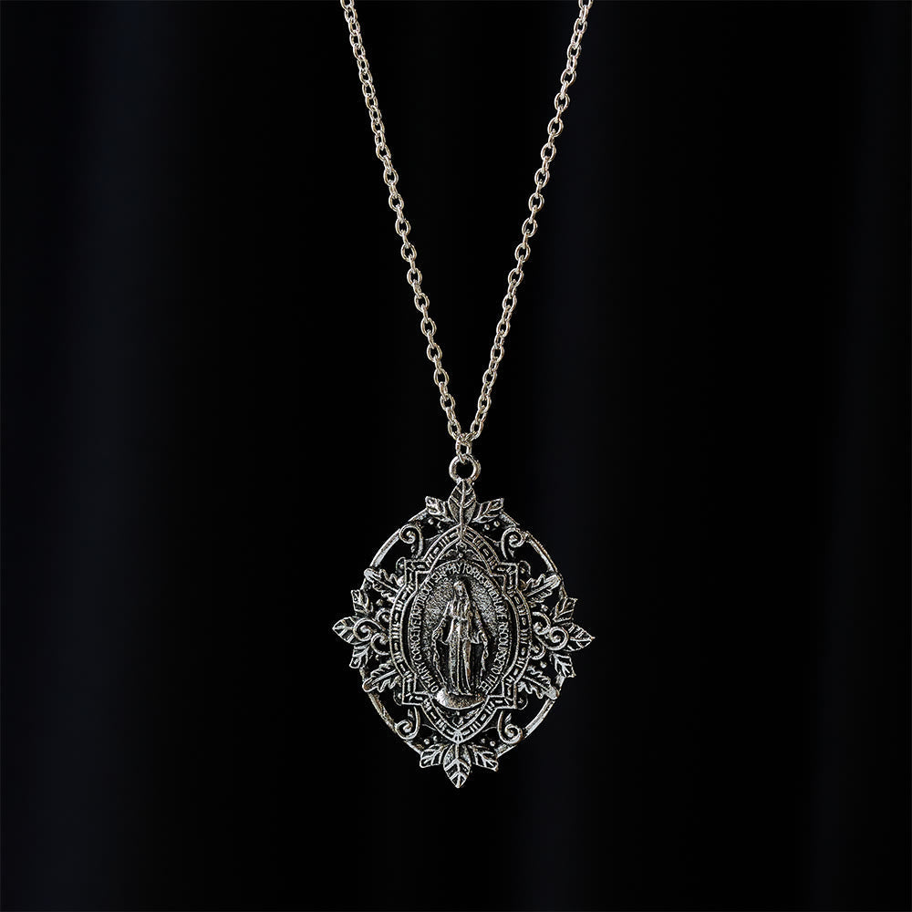 Collar con Medallón de la Virgen en Filigrana: Símbolo de Gracia Maternal y Protección
