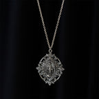Collar con Medallón de la Virgen en Filigrana: Símbolo de Gracia Maternal y Protección