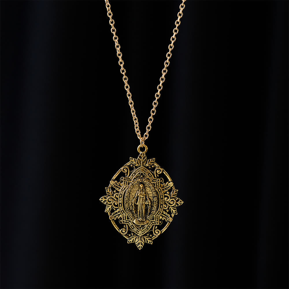 Collar con Medallón de la Virgen en Filigrana: Símbolo de Gracia Maternal y Protección