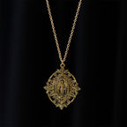 Collar con Medallón de la Virgen en Filigrana: Símbolo de Gracia Maternal y Protección
