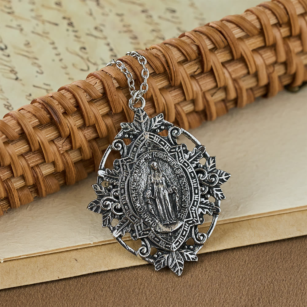 Collar con Medallón de la Virgen en Filigrana: Símbolo de Gracia Maternal y Protección