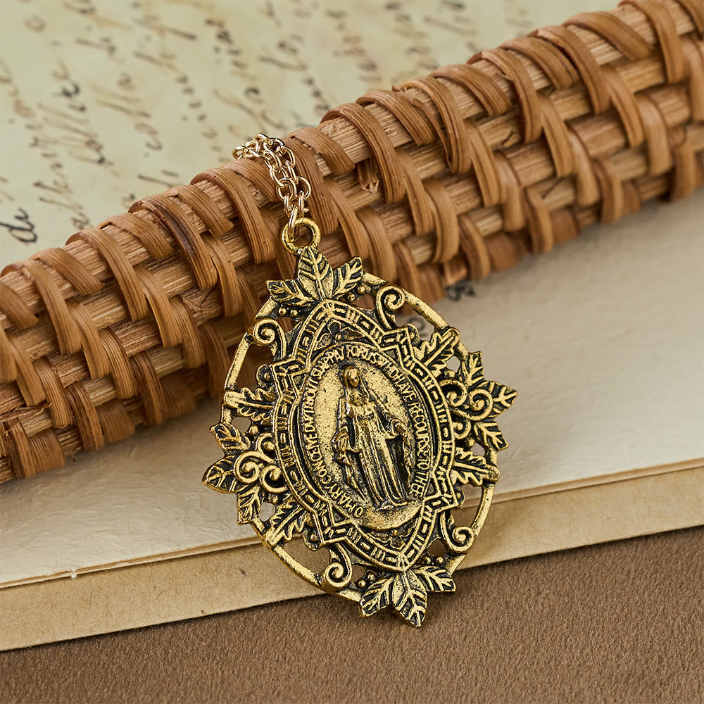 Collar con Medallón de la Virgen en Filigrana: Símbolo de Gracia Maternal y Protección