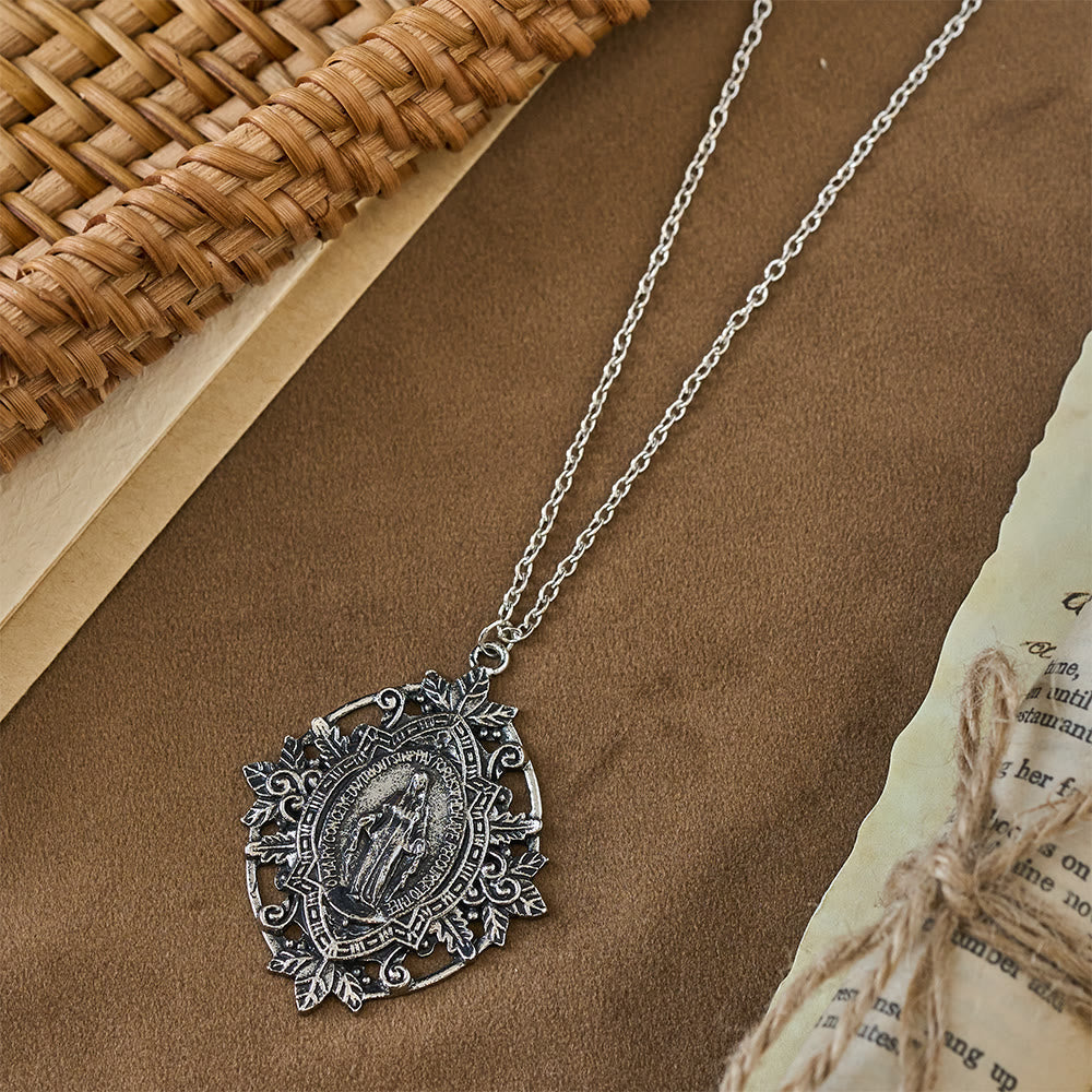 Collar con Medallón de la Virgen en Filigrana: Símbolo de Gracia Maternal y Protección