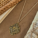 Collar con Medallón de la Virgen en Filigrana: Símbolo de Gracia Maternal y Protección