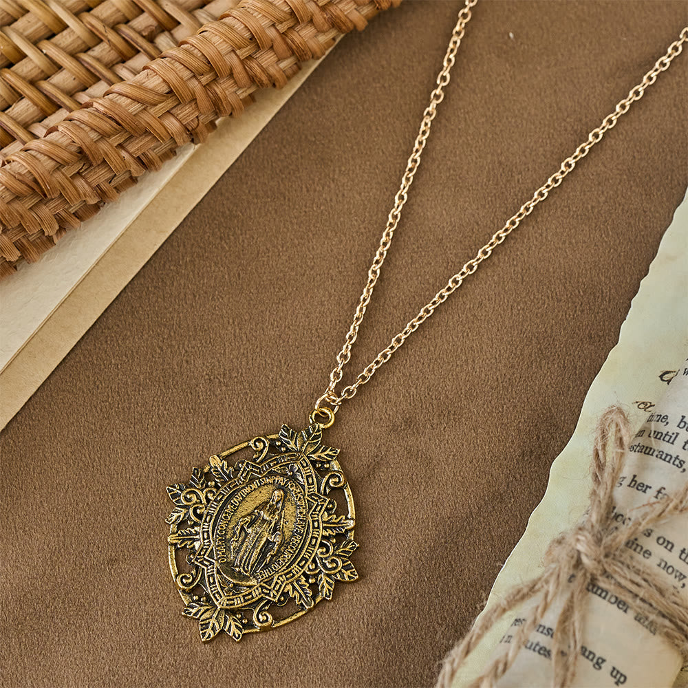 Collar con Medallón de la Virgen en Filigrana: Símbolo de Gracia Maternal y Protección
