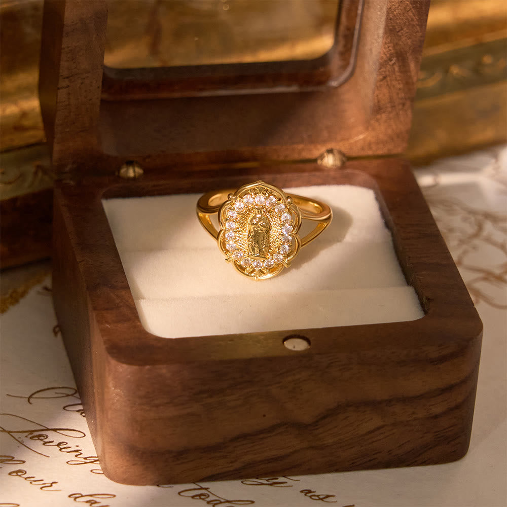 Anillo Ornamentado de la Virgen en Filigrana Dorada: Elegancia y Gracia Espiritual