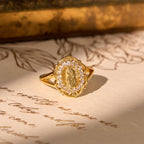 Anillo Ornamentado de la Virgen en Filigrana Dorada: Elegancia y Gracia Espiritual