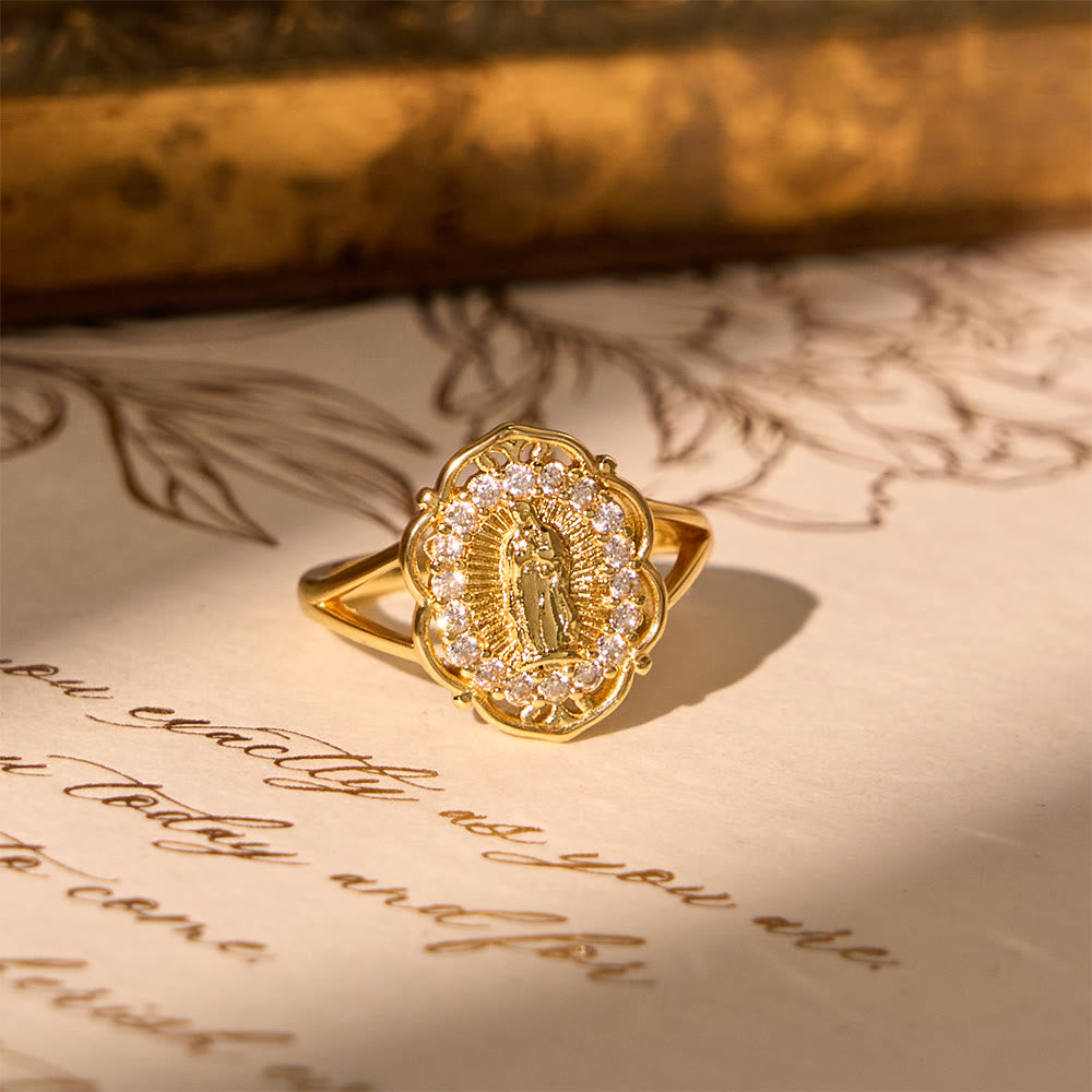 Anillo Ornamentado de la Virgen en Filigrana Dorada: Elegancia y Gracia Espiritual