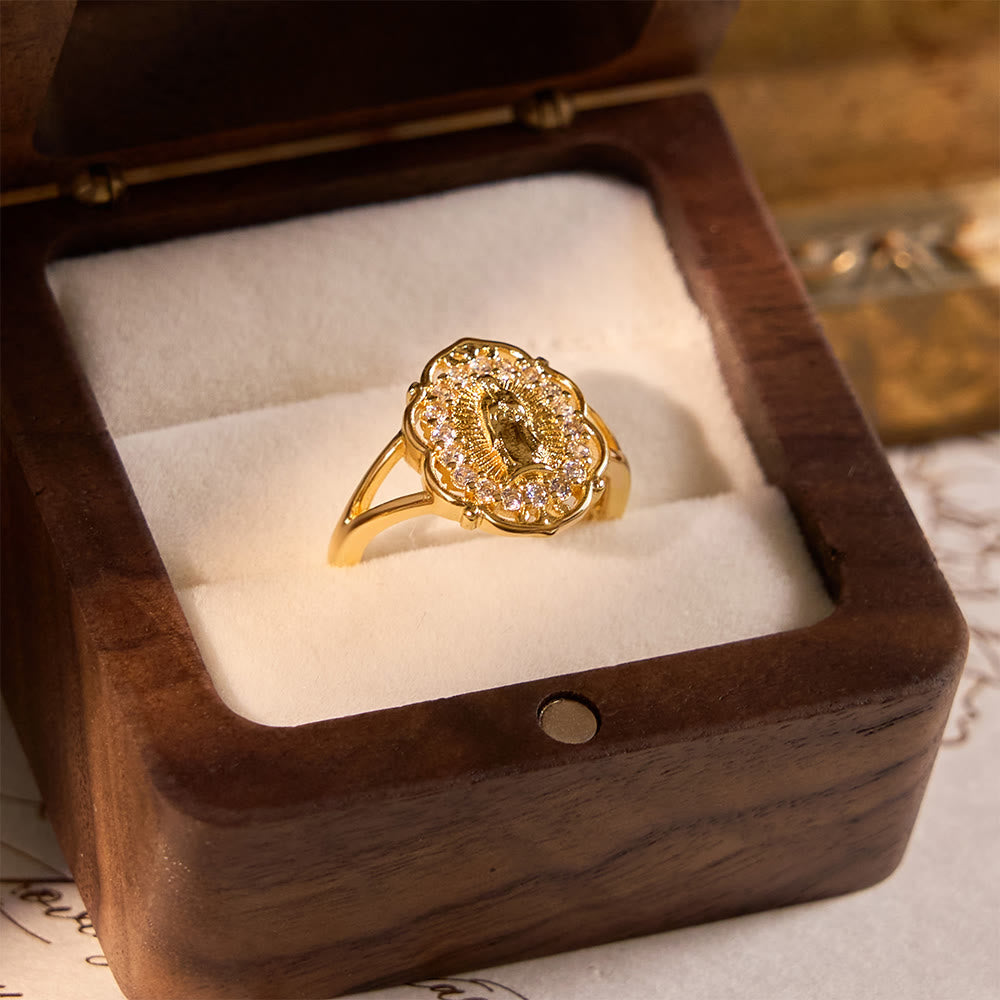 Anillo Ornamentado de la Virgen en Filigrana Dorada: Elegancia y Gracia Espiritual