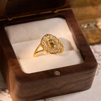Anillo Ornamentado de la Virgen en Filigrana Dorada: Elegancia y Gracia Espiritual