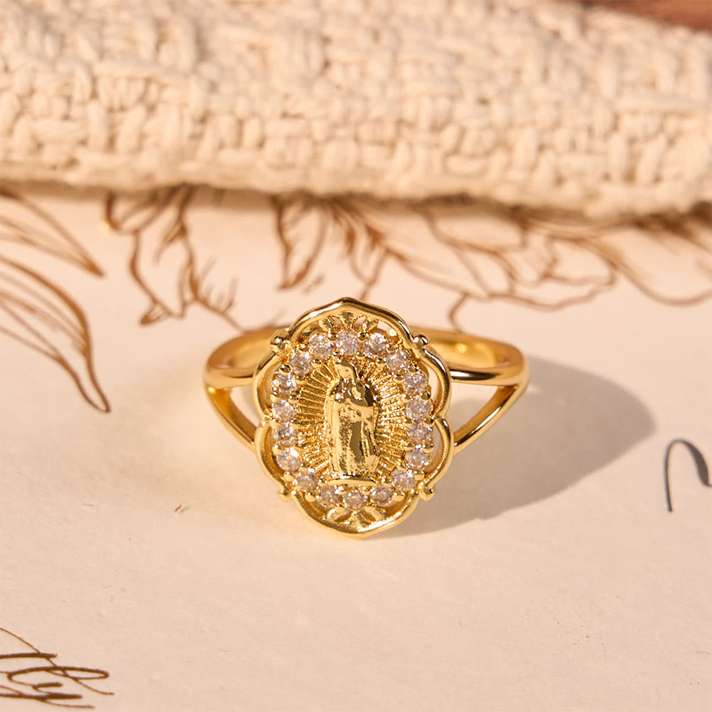 Anillo Ornamentado de la Virgen en Filigrana Dorada: Elegancia y Gracia Espiritual