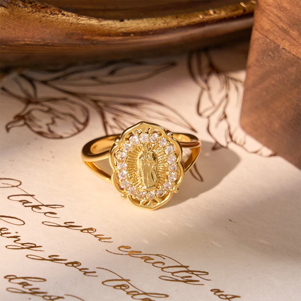 Anillo Ornamentado de la Virgen en Filigrana Dorada: Elegancia y Gracia Espiritual