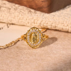 Anillo Ornamentado de la Virgen en Filigrana Dorada: Elegancia y Gracia Espiritual