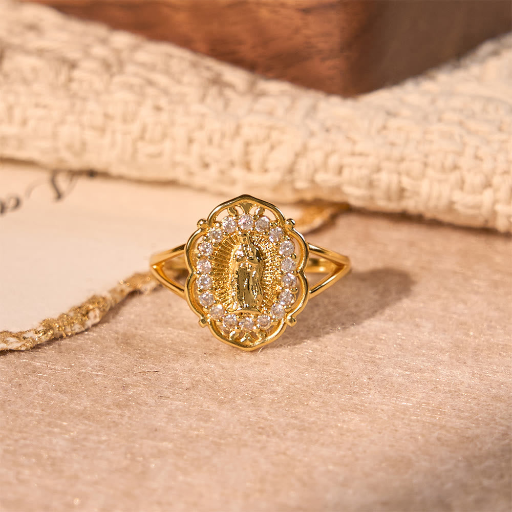 Anillo Ornamentado de la Virgen en Filigrana Dorada: Elegancia y Gracia Espiritual