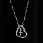 Collar de Corazón y Cruz Entrelazados con Tarjeta: Encarna Su Gozo y Gracia