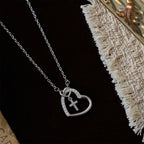 Collar de Corazón y Cruz Entrelazados con Tarjeta: Encarna Su Gozo y Gracia