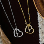 Collar de Corazón y Cruz Entrelazados con Tarjeta: Encarna Su Gozo y Gracia